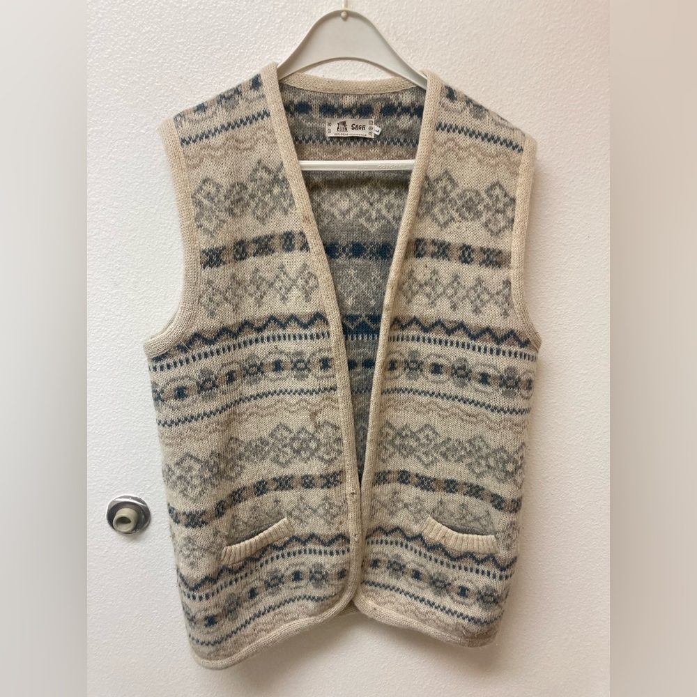 SAGA Men’s Open Fair Isle Cream and Blue Vest (Reine Schurwolle pure wool) (L)